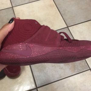 Maroon kyrie